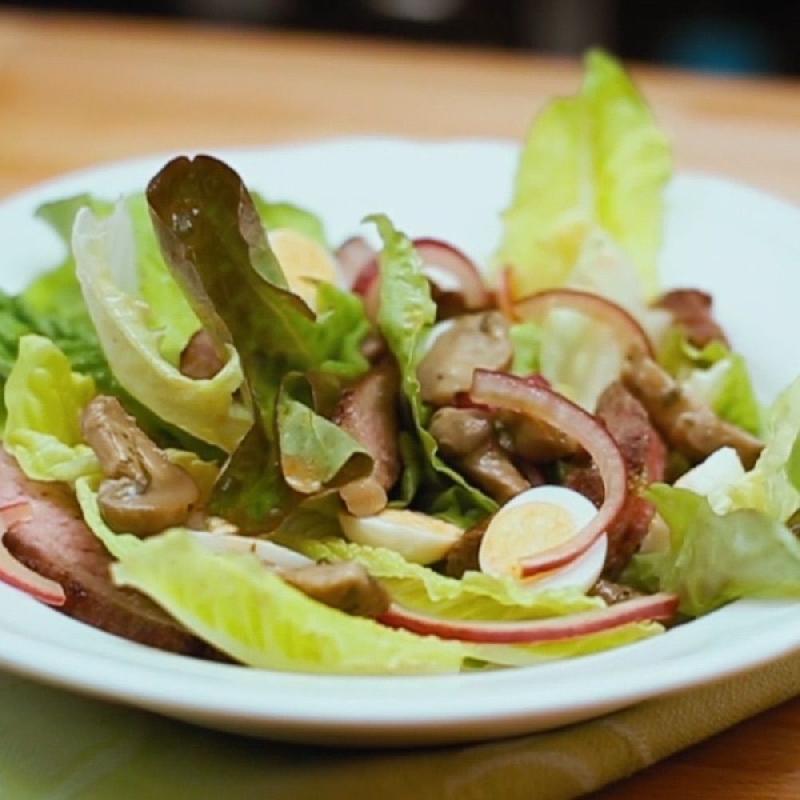 Steyk salatı göbələklə