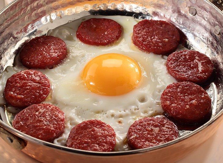 Kolbasalı yumurta