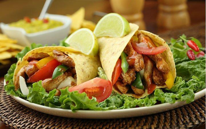 Toyuq fajita salatı