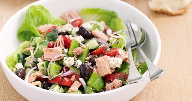 Ton balıqlı salatı