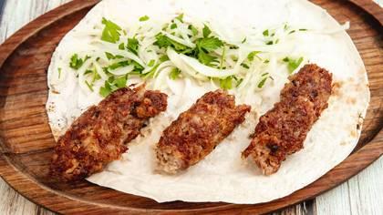 Quzu döymə kabab