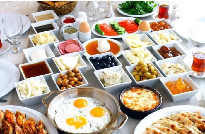 Səhər yeməyi nd sayağı bir nəfər üçün