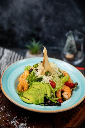 Krevetli Avokado salatı