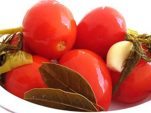 Turşu qırmızı pomidor 