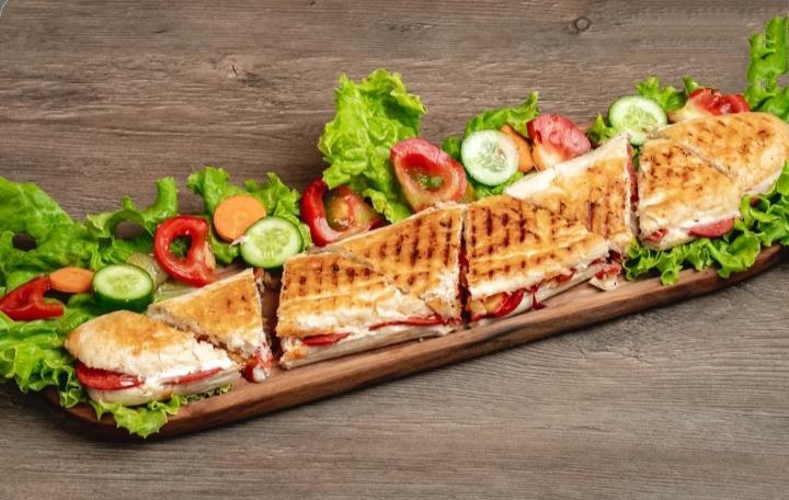 Special tost sucuk, kaşar ilə