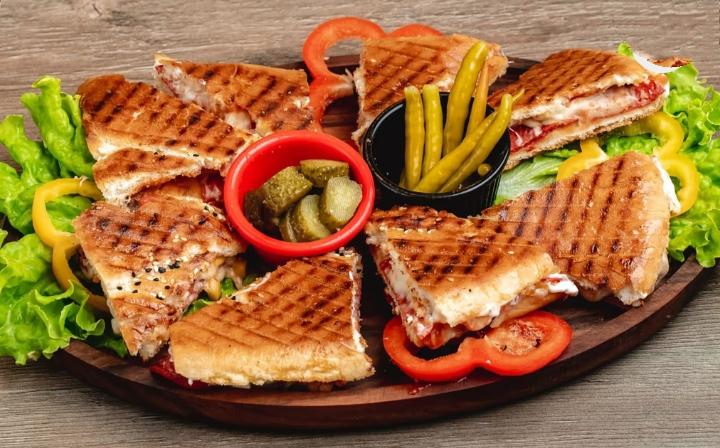 Təndir çörəyində sucuk kaşar sp sous 