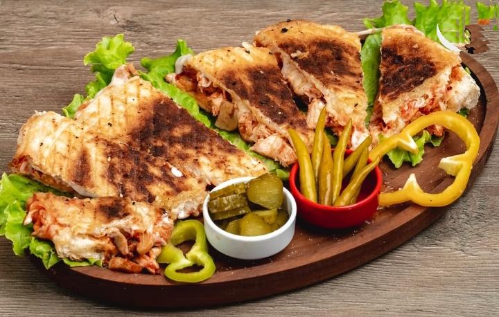 Sac çörəyində sucuk kaşar sp sous