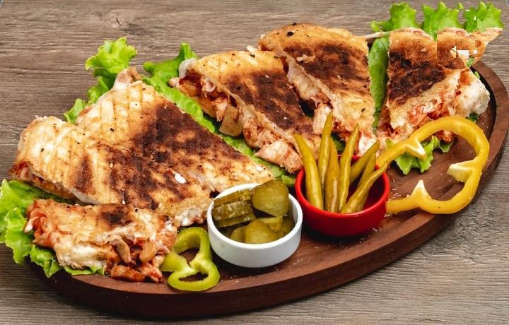 Sac çörəyində sucuk kartof kaşar sp sous