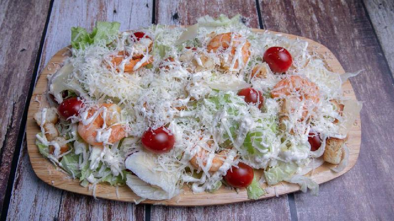 Sezar Salatı Krevetka ilə 