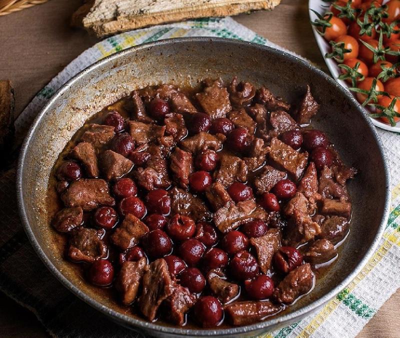Lamb meat with cherry sauce