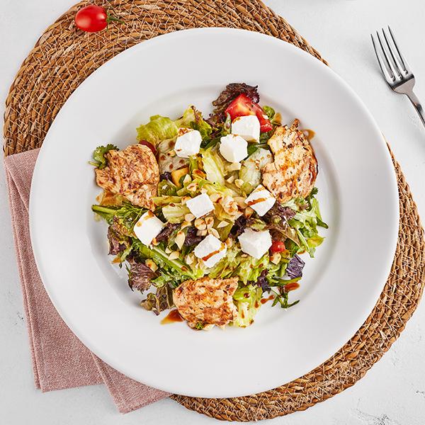 Feta pendiri ilə toyuq salatı