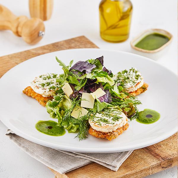 Toyuq salatı parmezan ilə