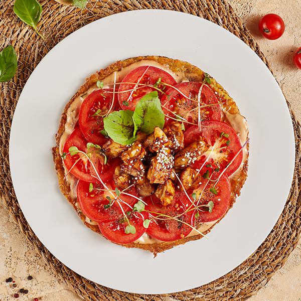 Pikant kartof pizzası toyuq budları ilə