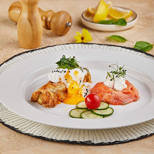 Kartoflu tortilya paşot yumurta və qızıl balıq ilə
