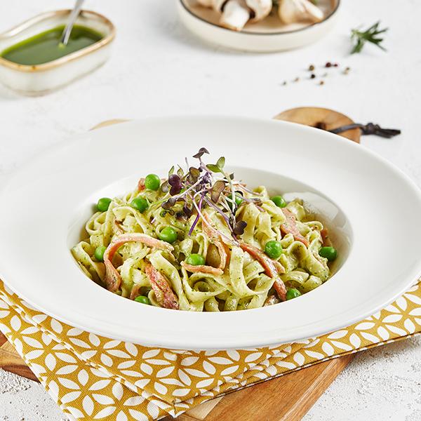 Fettuçine vetçina, göbələk və qaymaqlı pesto ilə