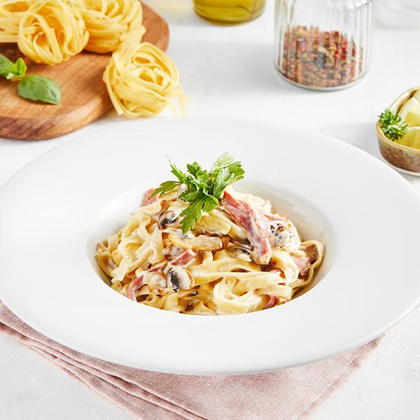 Fettuçine vetçinə və göbələk ilə