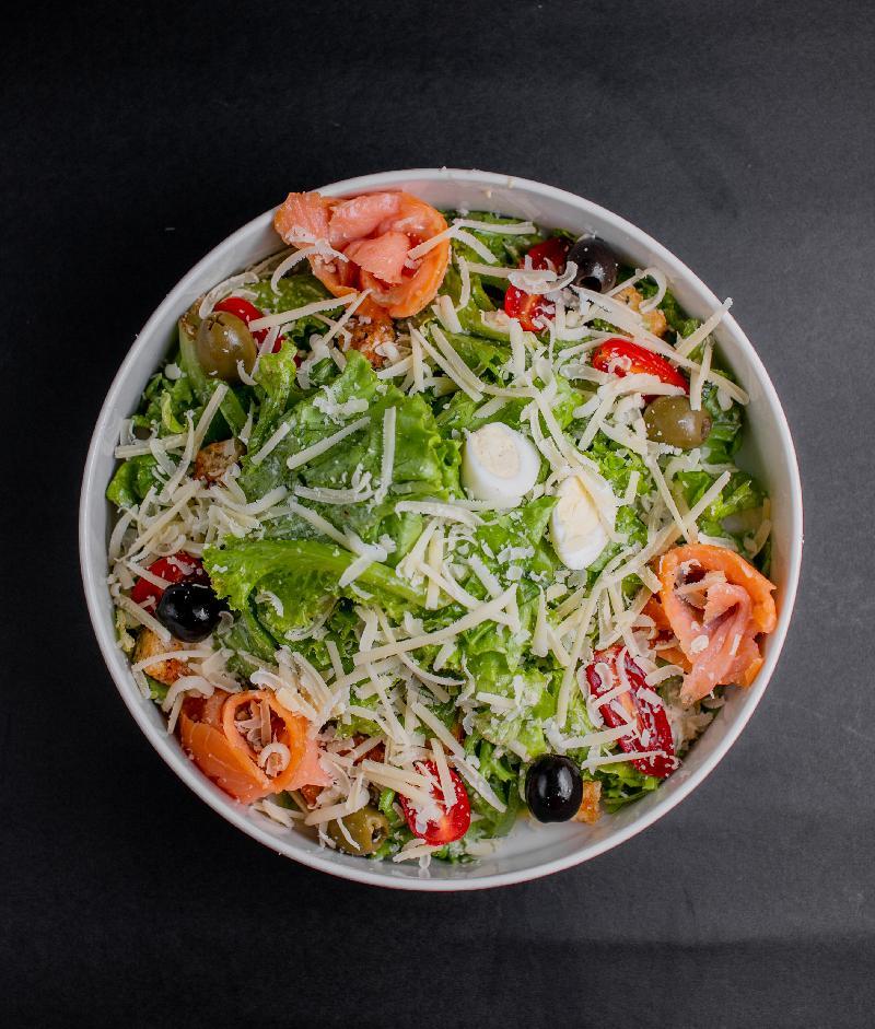Sezar salatı qızıl balıq ilə