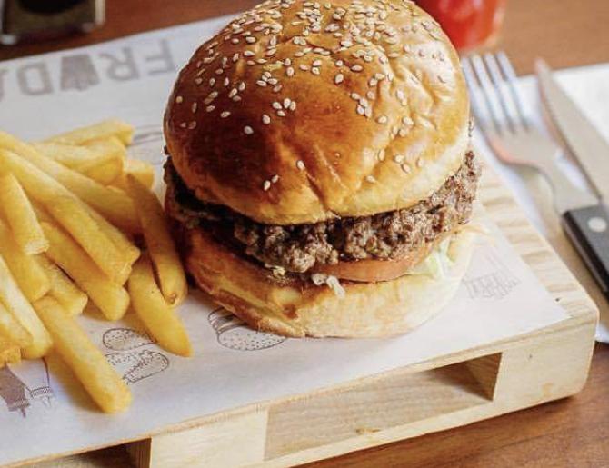 Qəssab Bəy Dədə-Baba Burger + kartof fri+ ayran