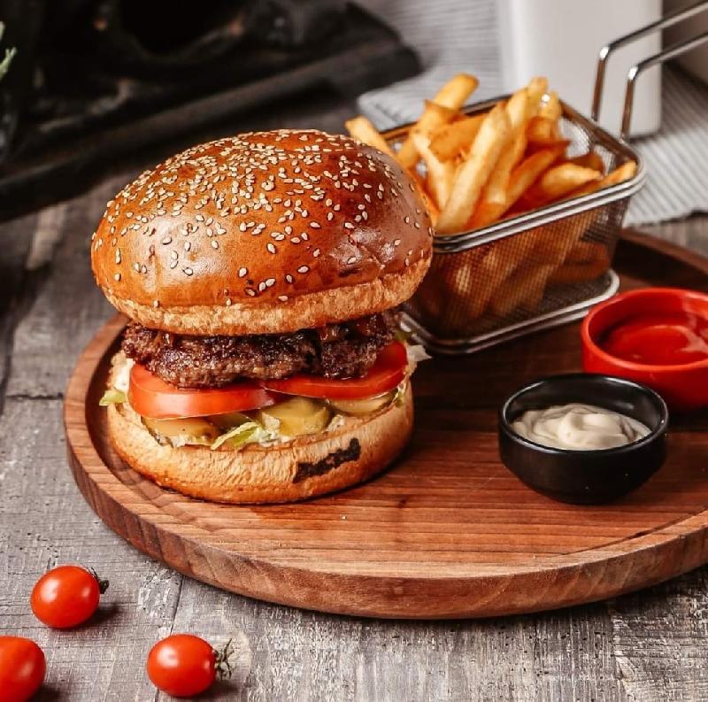 Qəssab Bəy Special Göbələkli Burger + kartof  fri + ayran