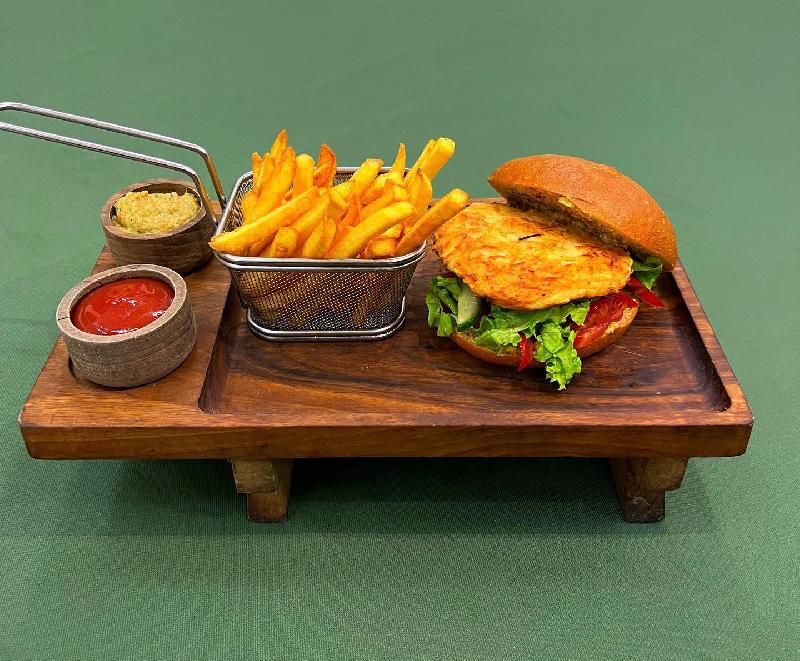 Tərəvəz burgeri kartof fri ilə 