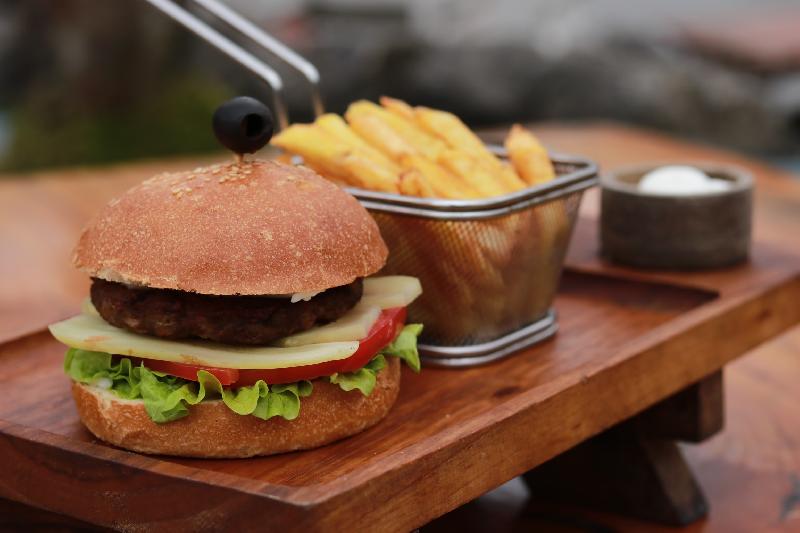 Burger dana ətindən kartof fri ilə  