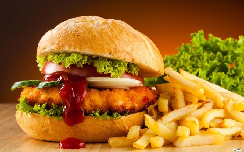 Burger toyuq ətindən kartof fri ilə  