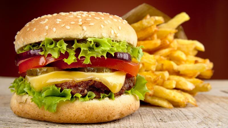 Pendirli burger dana ətindən kartof fri ilə    