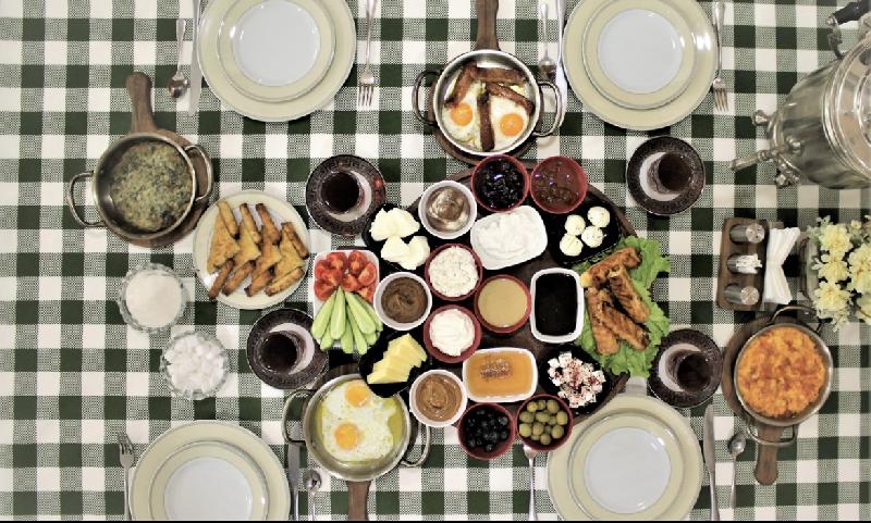 Bol çeşidli səhər yeməyi dəsti isti yemək və samovar çayı daxil
