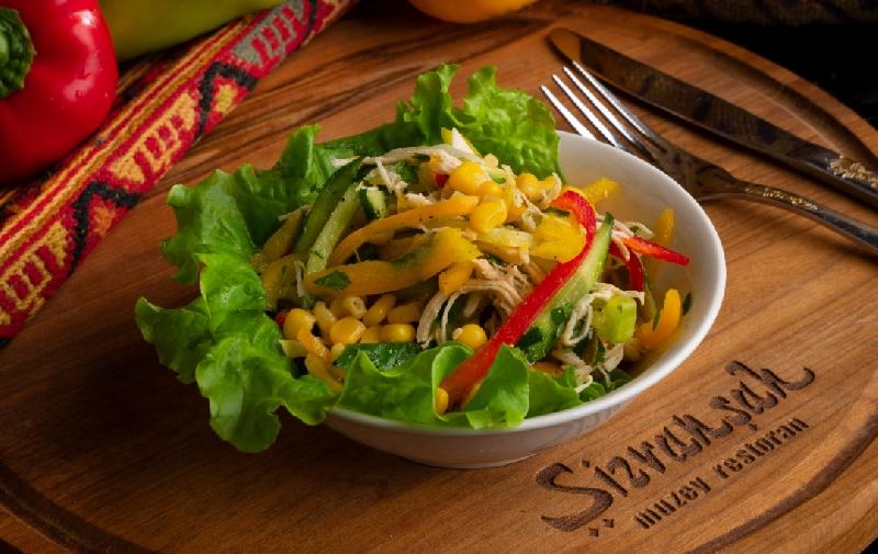 Toyuq salatı 