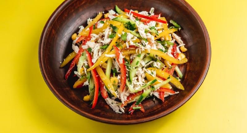 Toyuq salatı