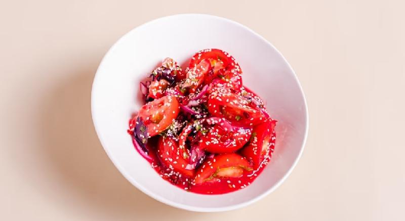 Zoğal sousunda pomidor salatı 