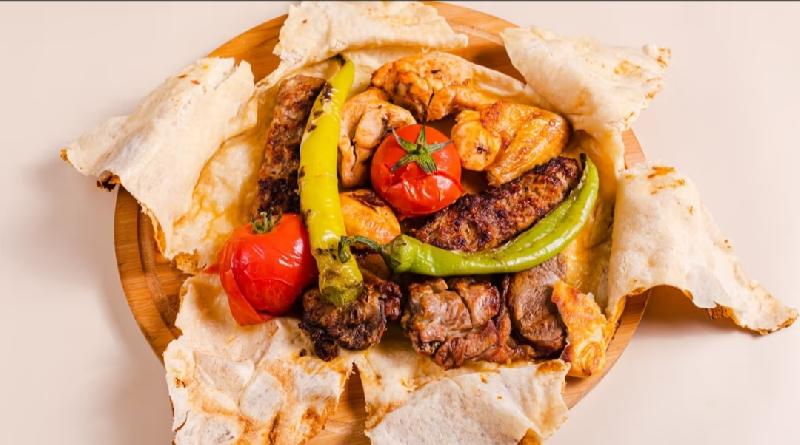 Çörəkdə bişmiş assorti kabab