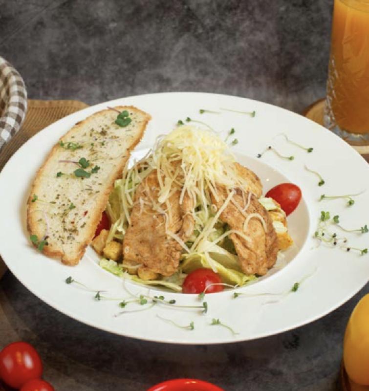 Toyuqlu Sezar salatı 