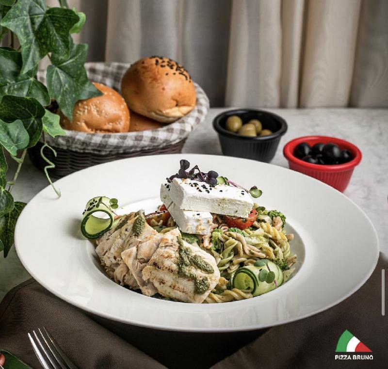 Toyuqlu pasta salatı