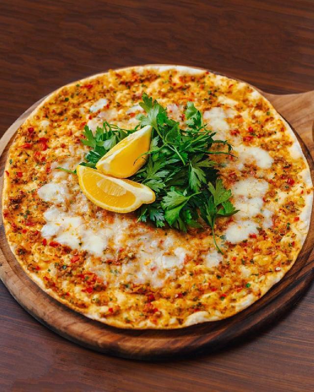 Türk lahmacun ət və pendirlə
