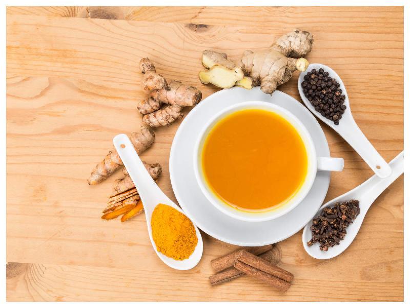 Zəncəfilli çay limonla, balla və qara çayla 