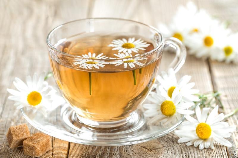 Çay çobanyastığı ilə 