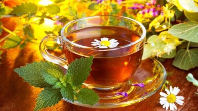 Qara çay çobanyastığı və nanə ilə 