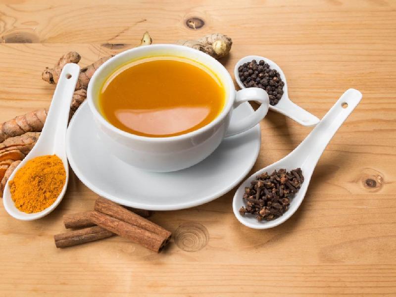 Qara çay mixək, darçın və zəncəfillə
