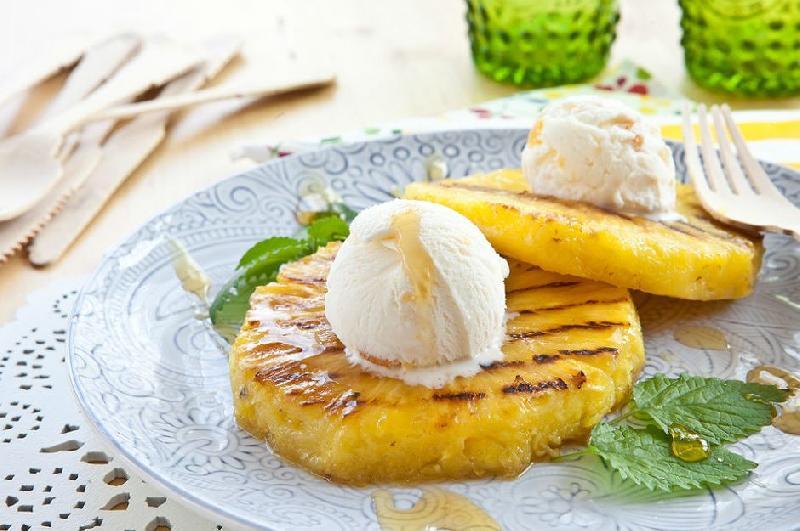 Dondurma ananas içində