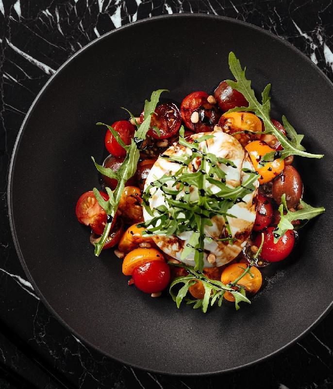 Burrata Pendiri Və Çerri Pomidorları Miksi İlə Salat