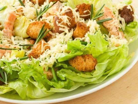 Sezar salatı toyuq əti ilə
