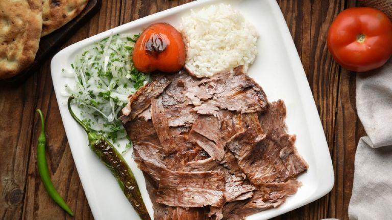 Közdə mal dönəri boşqabda