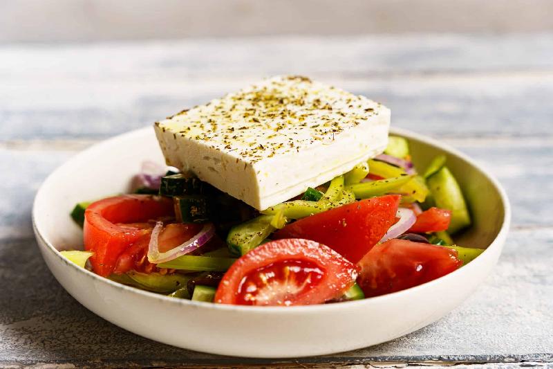 Horiatiki salatı (Asiya salatı).