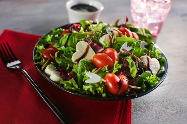 Albalılı pomidor salatı
