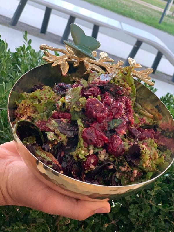 Albalı salatı nar sousu ilə