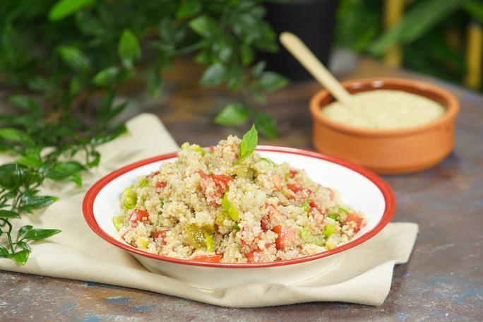 Kinoa salatı avokada salatı ilə
