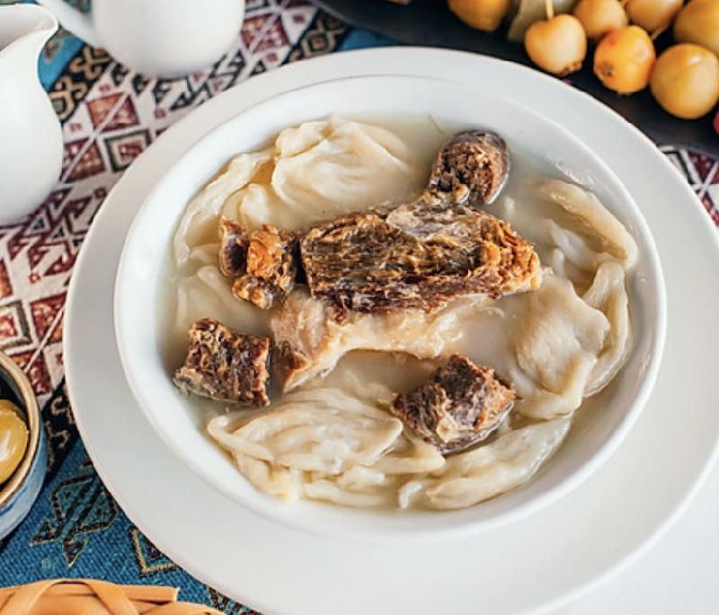 Sürhüllü qurudulmuş ət və dolma ilə