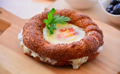 Simit sucuk və yumurta ilə