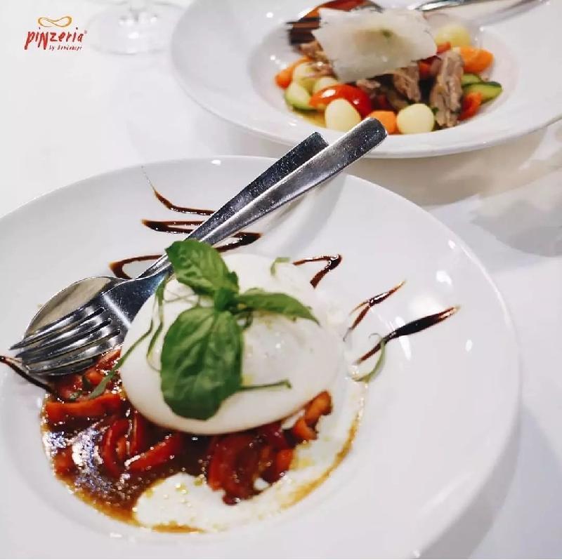 Burrata pomidor ilə